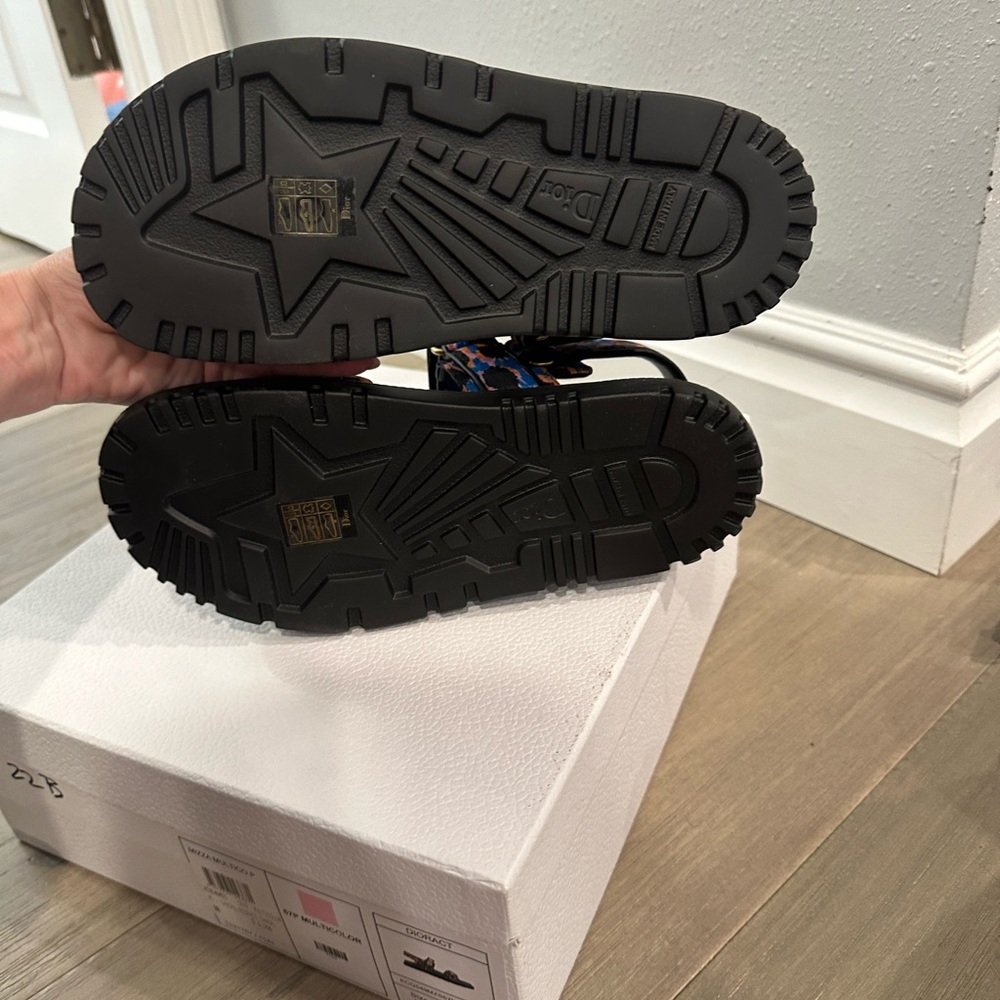 Brand new authentic dad sandals in the prettiest pattern - Picture 5 of 5